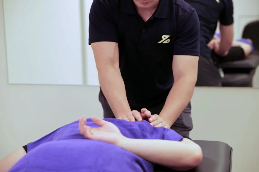 五十肩 肩夾擠 老人 肩